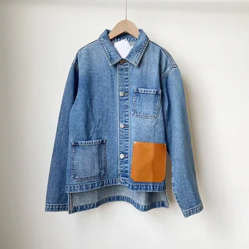 2023 Осенне-зимняя модная женская джинсовая куртка с кожаным логотипом, накладные карманы, открытое повседневное хлопчатобумажное пальто, синий топ Loe.